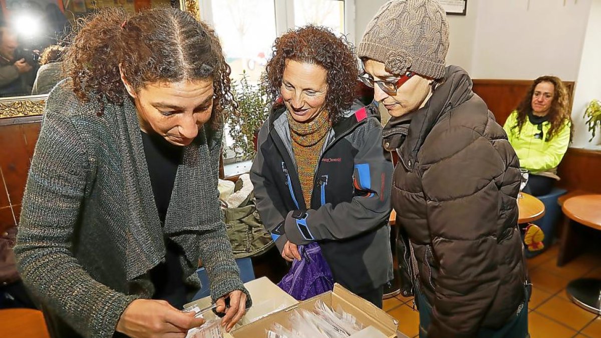 Vecinas preparan las semillas para cambiarlas en el encuentro de ‘La huerta sin puerta’-J.M.LOSTAU