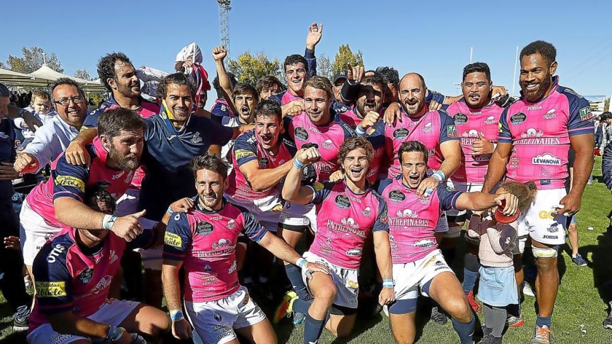 Los jugadores del VRAC celebran la victoria en el derbi.º-J.M. LOSTAU