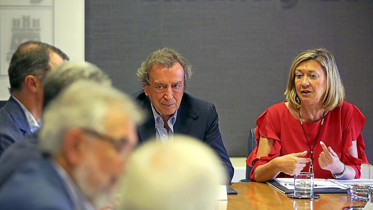 José Antonio de Santiago-Juárez y Pilar del Olmo durante la reunión con los delegados territoriales del Ejecutivo regional.-ICAL