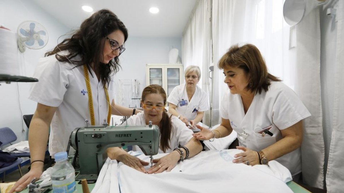 Sara, María José, María Jesús y Elvira, en el taller de lencería del Hospital Clínico.-J. M. LOSTAU