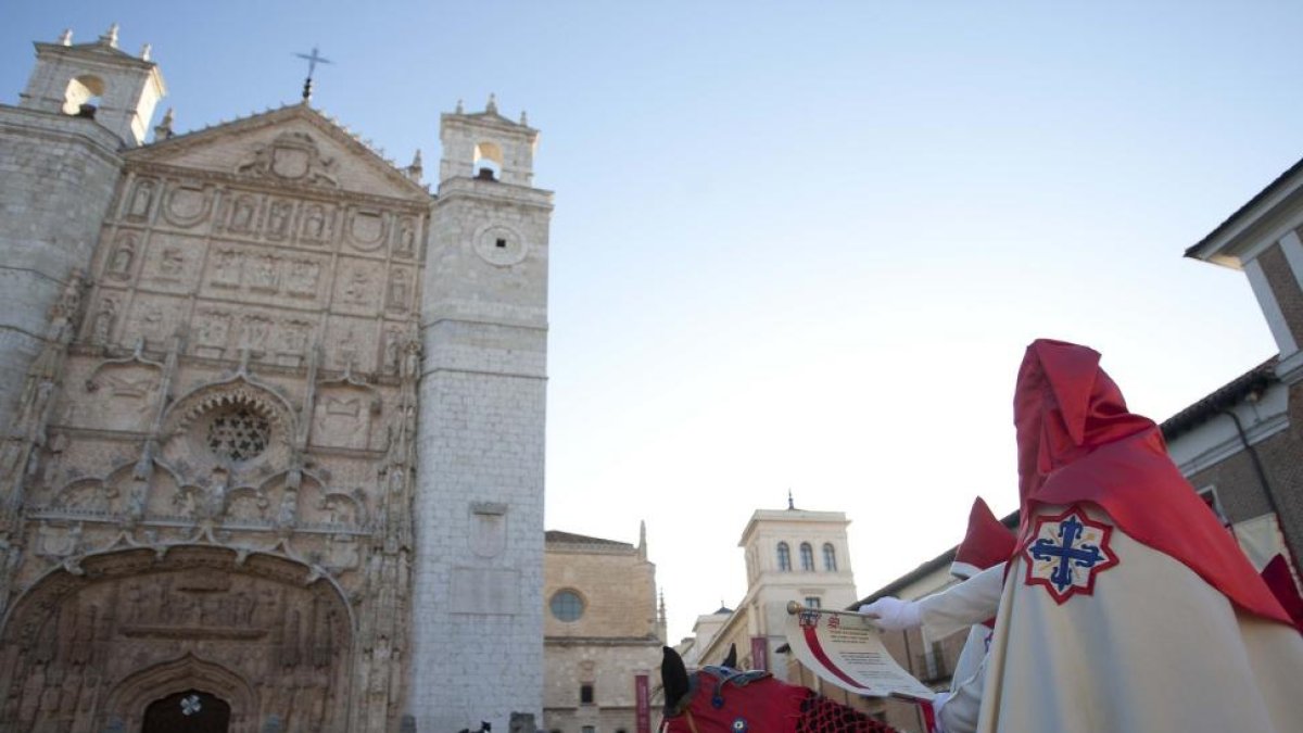 Lectura del Pregón de las Siete Palabras frente a la iglesia de San Pablo de Valladolid. / E.M.