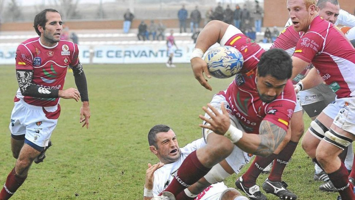 Mamea avanza con el balón en el partido ante Petrarca de la Amlin 10-11-J. G.