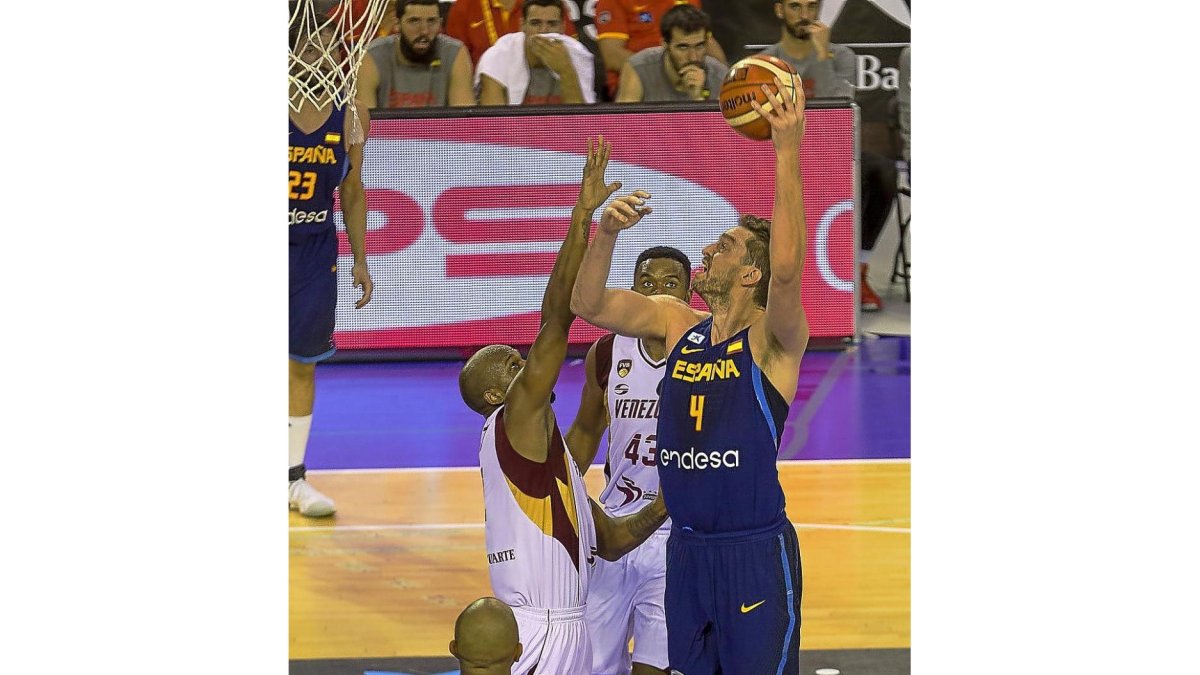 Pau Gasol efectua un gancho ante la impotente defensa de Venezuela ayer en el pabellón Pisuerga-MIGUEL ÁNGEL SANTOS