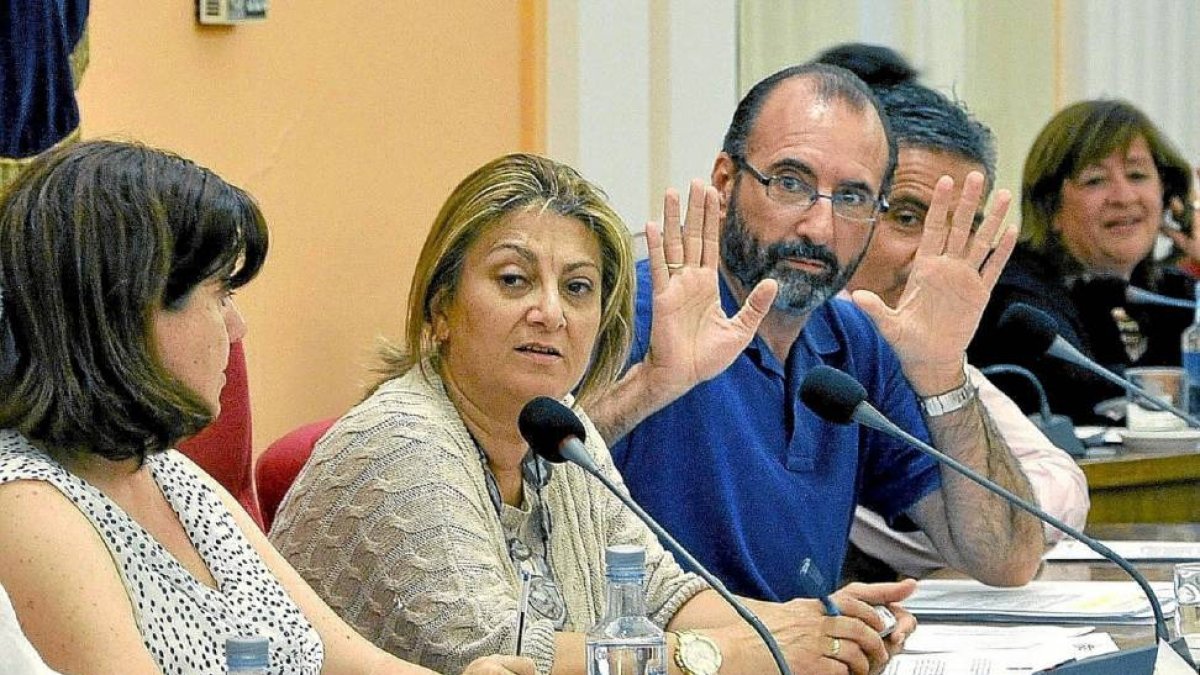 Germán Sáez Crespo levanta las manos hacia la bancada del Grupo popular en señal de protesta al lado de la alcaldesa, durante un Pleno municipal-Santiago G. Del Campo