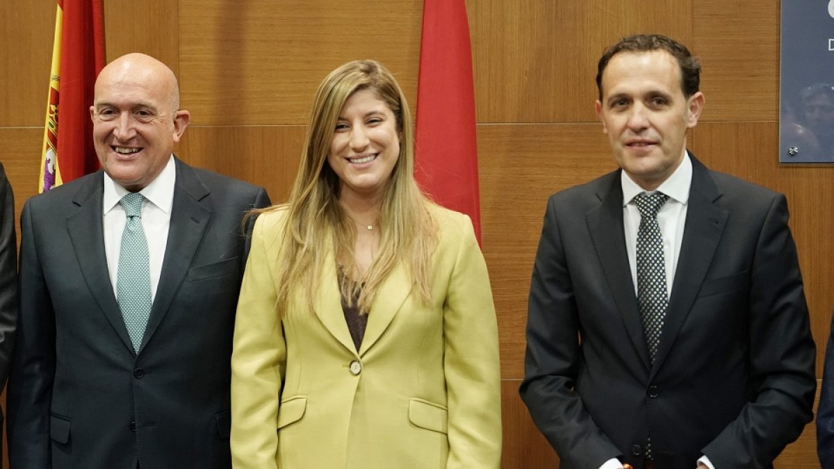 El consejero de la Presidencia, Jesús Julio Carnero, preside la toma de posesión de la delegada territorial de la Junta en Valladolid, Raquel Lourdes Alonso Hernández. En la imagen, junto al presidente de la Diputación, Conrado Íscar.- ICAL