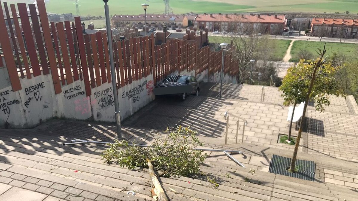 Coche caído a las escaleras entre la calle Morelia y Miriam Blasco en Parquesol. / PolicíaVLL