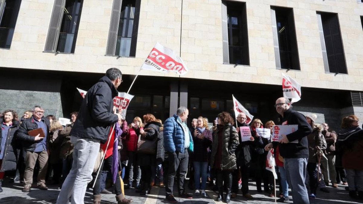 Más de 200 personas se concentran frente a la sede de los juzgados de Valladolid para protestar contra la actitud del Ministerio por negar la negociación colectiva-ICAL