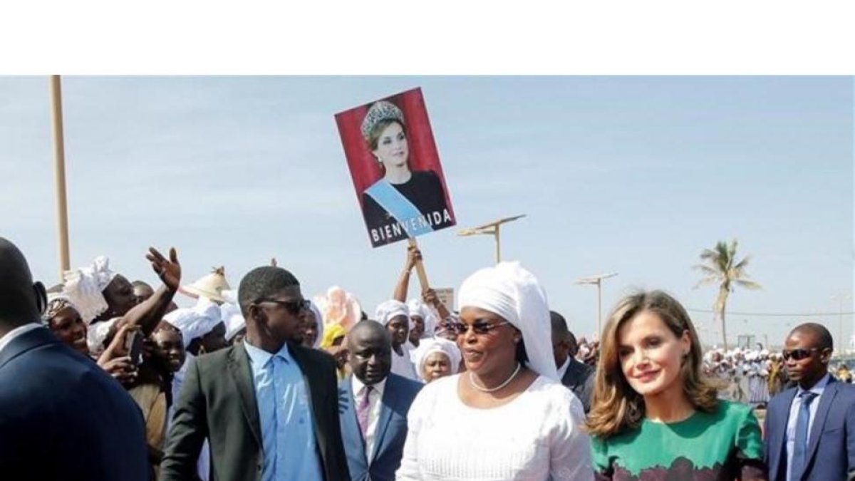 La reina Letizia, acompañada por la primera dama de Senegal, Marième Faye Sall, esposa del presidente de Senegal Macky Sall, en Dakar.-/ MARISCAL/ EFE