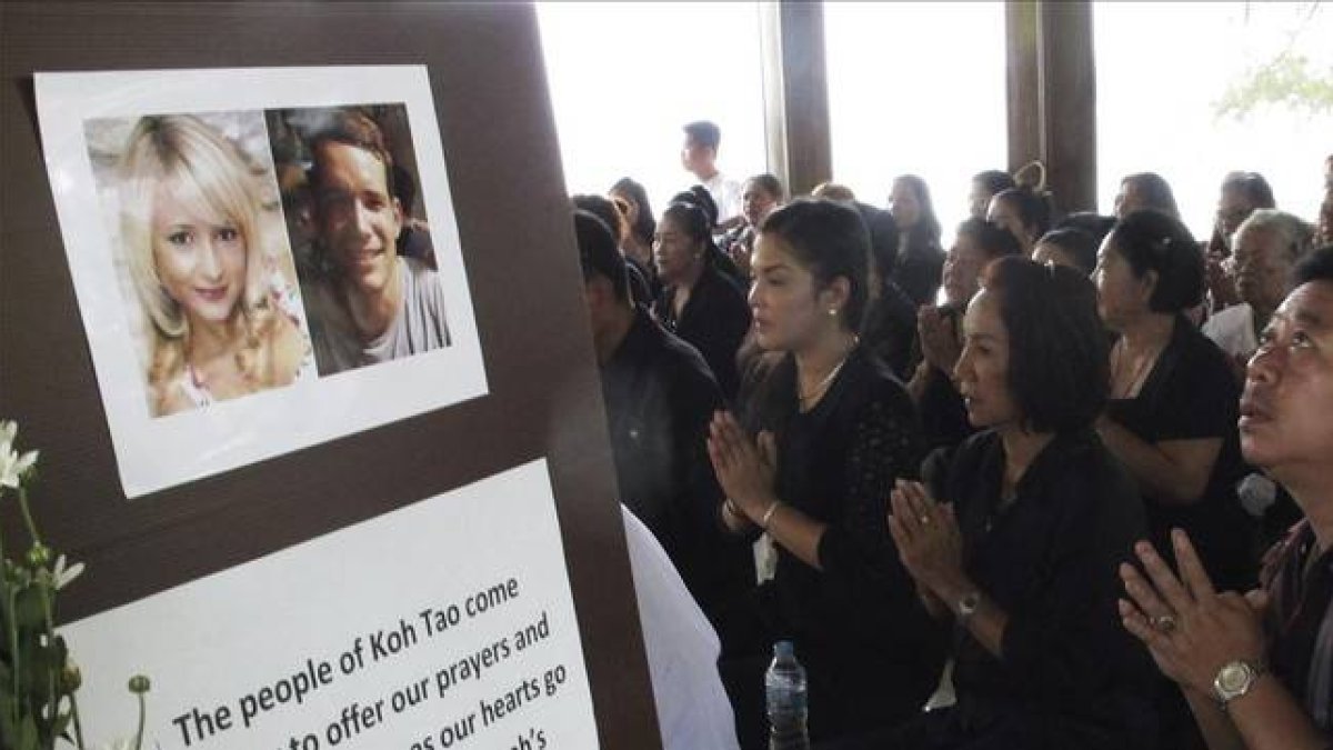 Unos tailandeses rezan ante la fotografía de los dos británicos asesinados.-Foto: EFE
