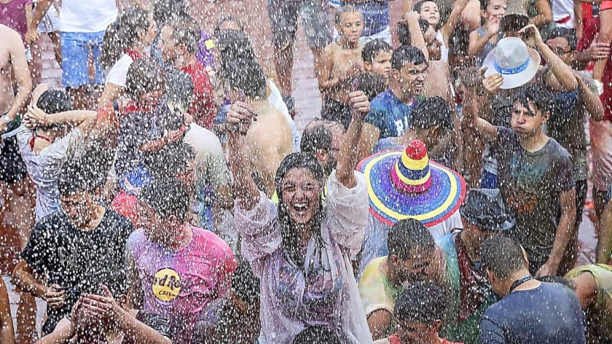 Los jóvenes disfrutaron la mojada que inauguró ayer las Fiestas de San Agustín.-MIGUEL ANGEL SANTOS