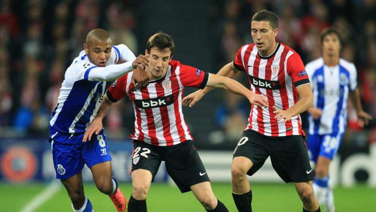 Guillermo disputa el balón con Brahimi, del Oporto.-Luis Tejido.