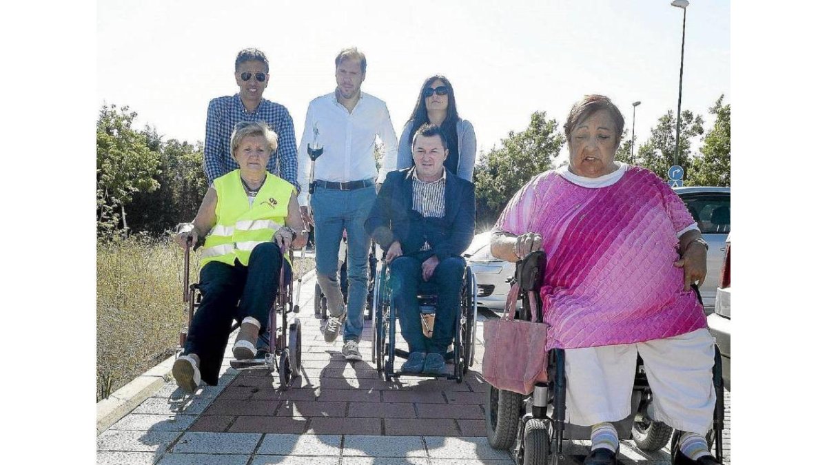 El presidente de Predif, Francisco Sardón Peláez (2d) acompañado de Óscar Puente en una imagen de archivo.-El Mundo