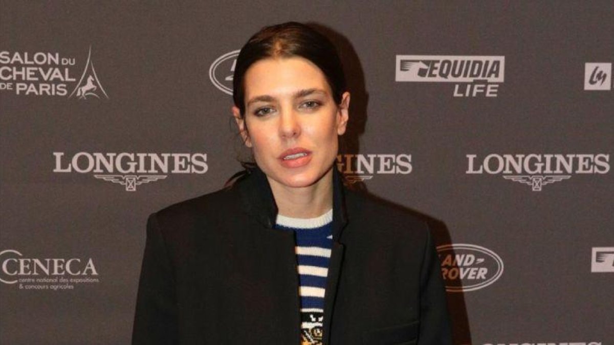 Carlota Casiraghi posa en el 'photocall' del torneo de hípica celebrado en París, el pasado 3 de diciembre.-AP / GEOFFROY VAN DER HASSELT