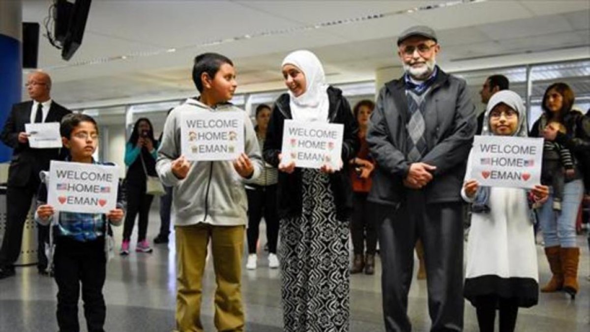 Una familia yemení espera la llegada de otros miembros en el aeropuerto de San Francisco.-REUTERS / KATE MUNSCH