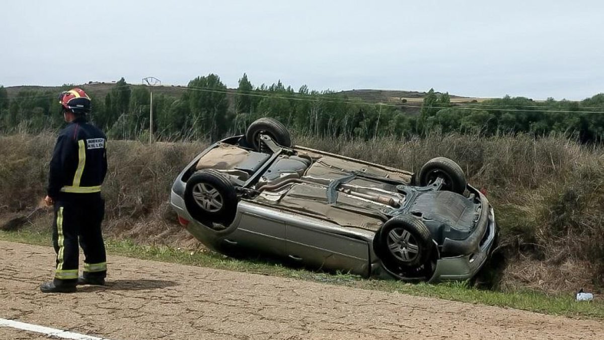 Dos personas resultan heridas en un accidente de tráfico en Villarmún (León)-ICAL