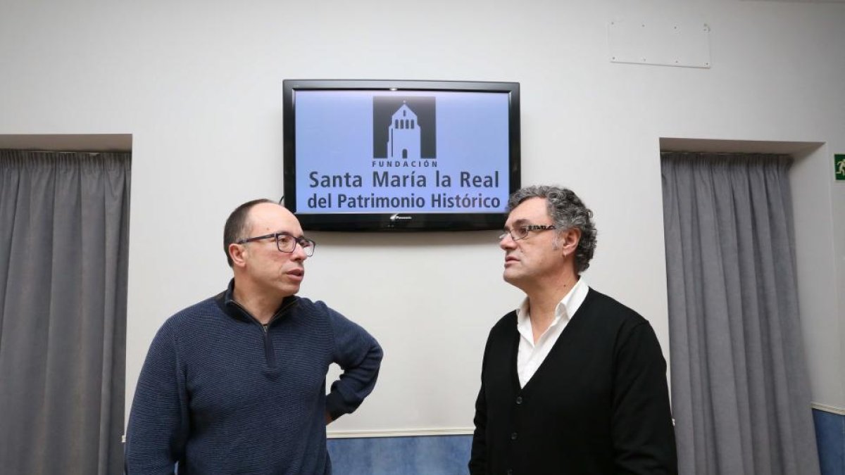 El director del Centro de Estudios del Románico, Jaime Nuño, y el coordinador del programa de cursos de la Fundación Santa María la Real del Patrimonio Histórico, Pedro Luis Huerta, presentan la oferta para 2016 de la entidad.-ICAL