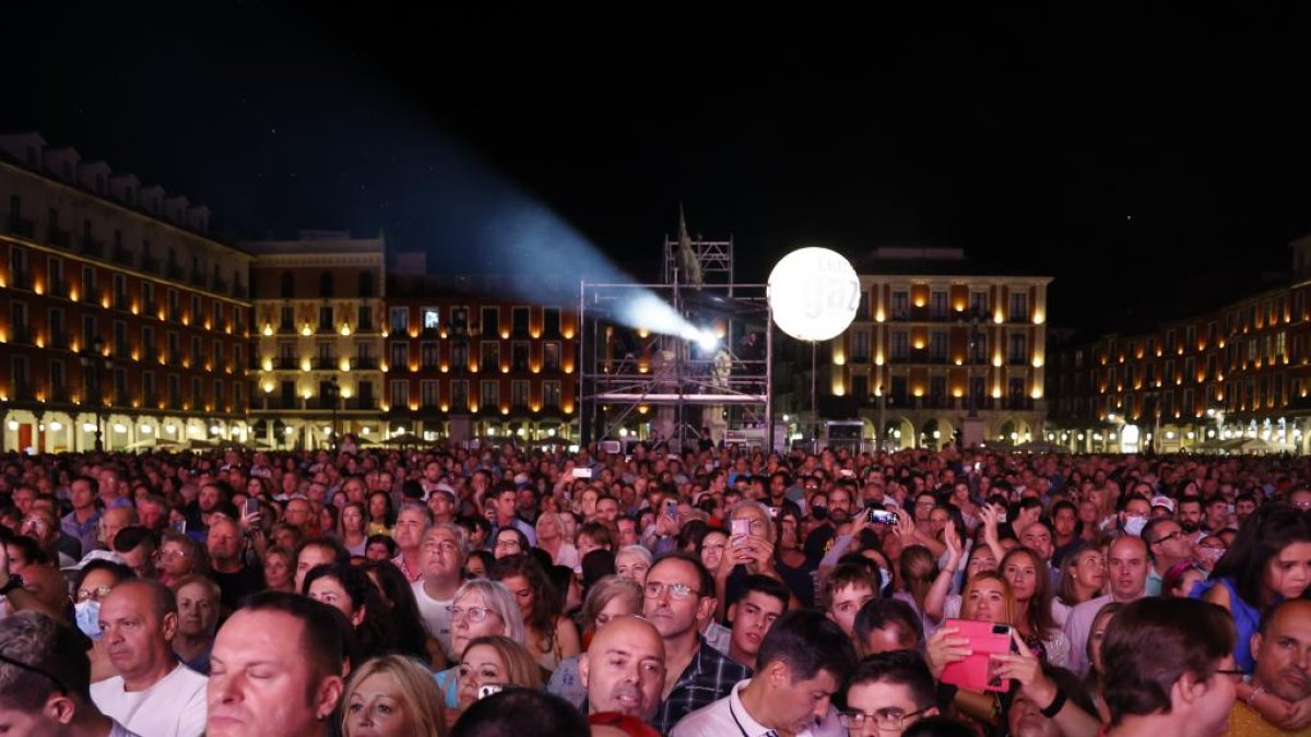 Una gran multitud de gente en el concierto de Marta Sánchez en las fiestas de Valladolid. - PHOTOGENIC/ CARLOS LLORENTE