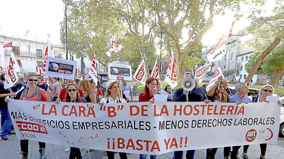 Trabajadores de hostelería de Valladolid en una de las protestas de los últimos añós por la congelación de sus salarios . E. M.