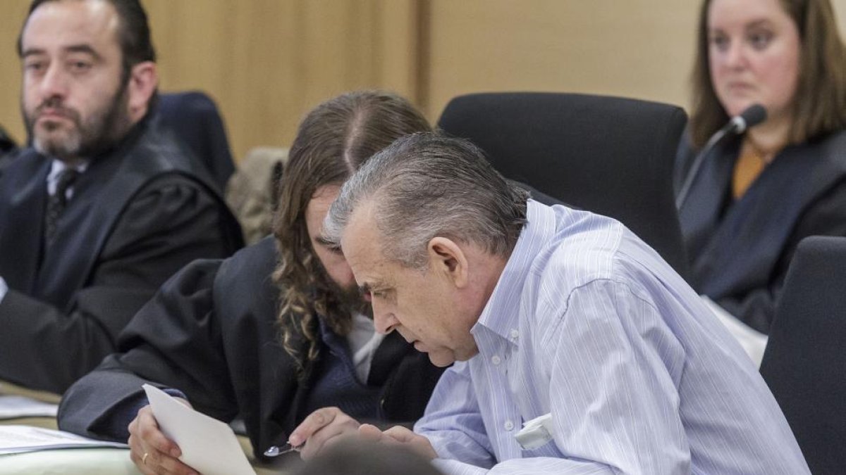 José Tomás Villalibre conversa con su abogado, Fernando Vecino, durante la sesión de ayer.-SANTI OTERO