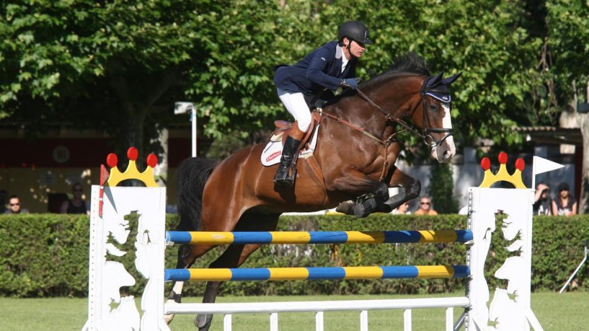 El jinete vallisoletano Fernando Pérez Díez realiza un salto con uno de sus caballos durante el transcurso de un concurso.-EL MUNDO