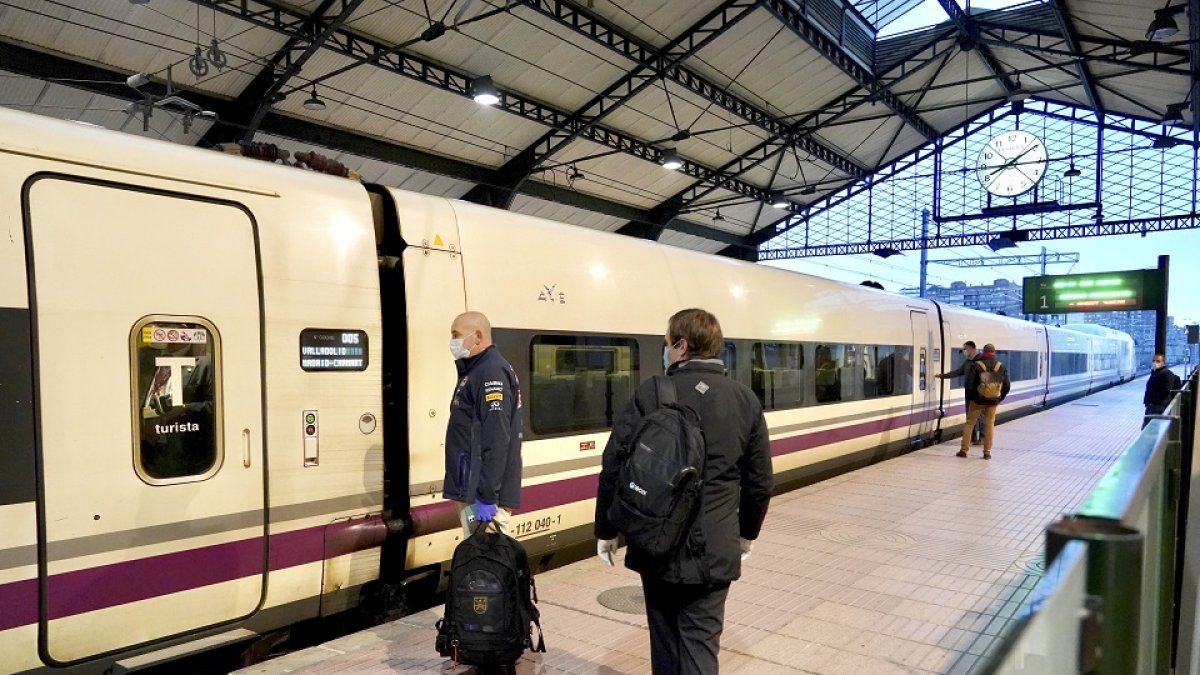 Usuarios del tren en la estación Campo Grande de Valladolid. EL MUNDO
