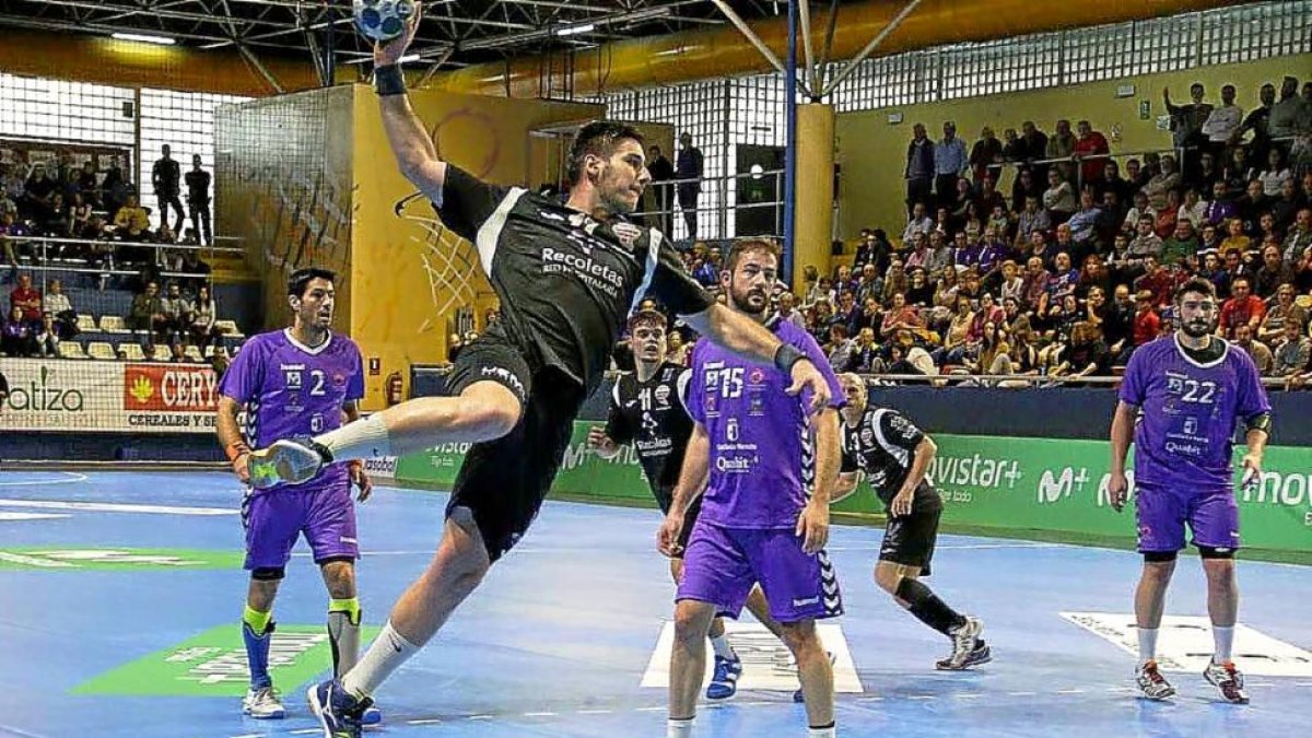Serdio, el mejor jugador delRecoletas AtléticoValladolid, tira a puerta sin oposición ante la mirada de Bozalongo.-PHOTO-DEPORTE