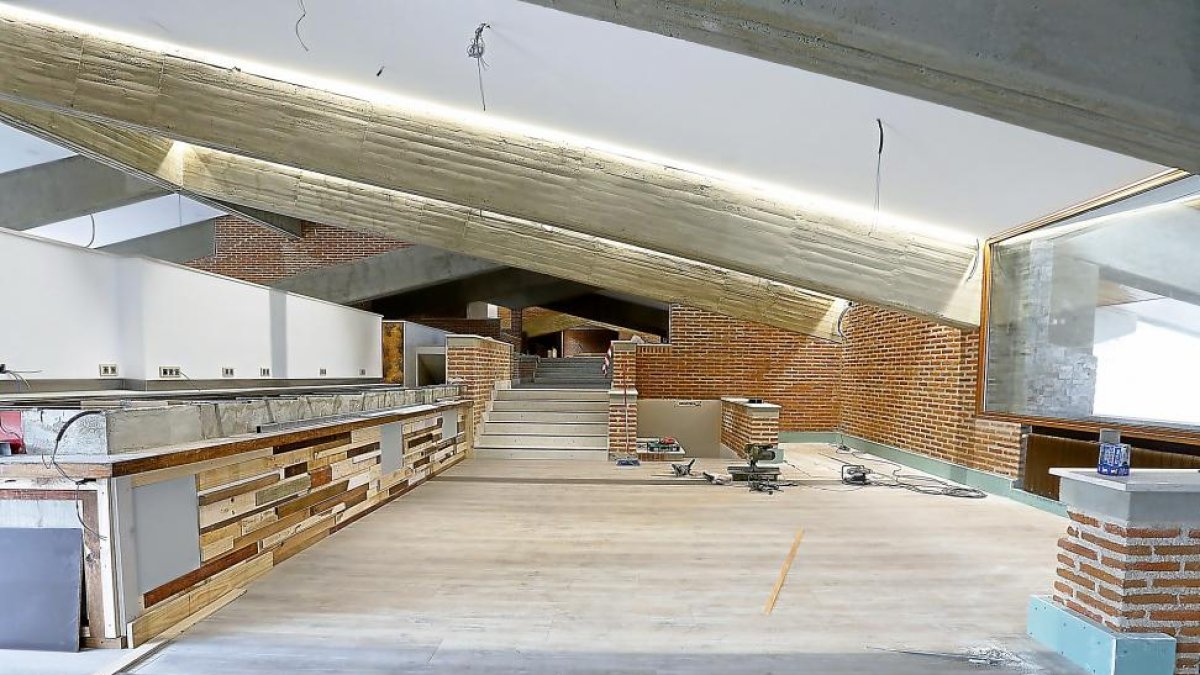 Cafetería del edificio del hotel totalmente transformada para la nueva etapa.-J.M.LOSTAU