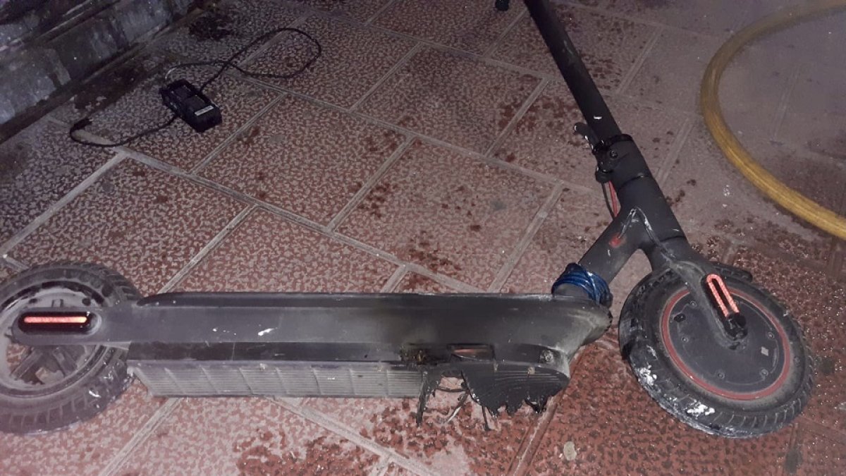 . Intoxicadas dos personas en Valladolid tras un incendio en el cableado de un patinete eléctrico que estaba cargando.- ICAL