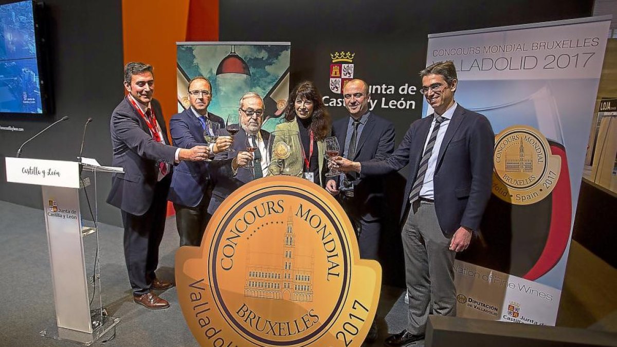Ana Redondo y Frederic Galtier brindan después de presentar el Concurso Internacional de Vinos de Bruselas.-E.M.