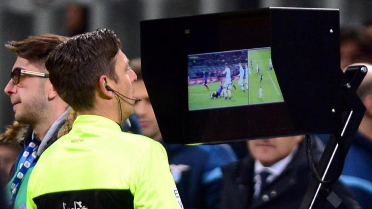 Pruebas de vídeoarbitraje en un partido del Inter de Milán y la Lazio.-STRINGER