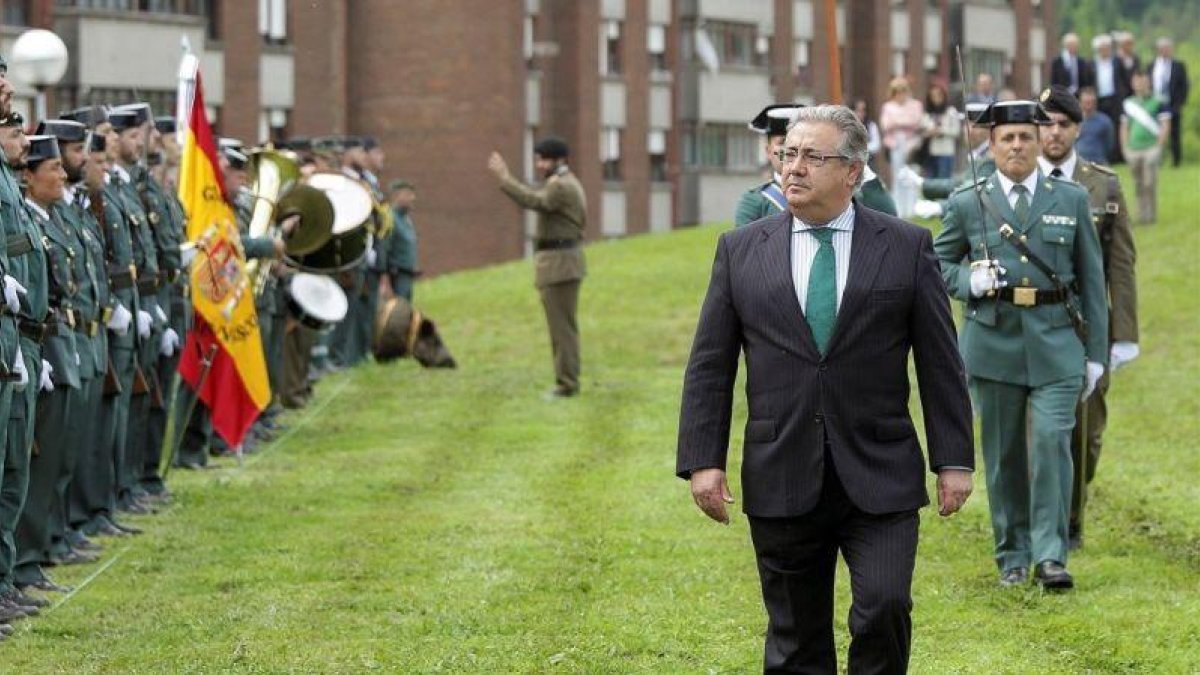 El ministro del Interior en funciones, Juan Ignacio Zoido, en el cuartel donostiarra de Intxaurrondo durante su último acto público, el homenaje al guardia civil Jose Antonio Pardines, primera victima mortal de ETA, el pasado 29 de mayo.-GORKA ESTRADA