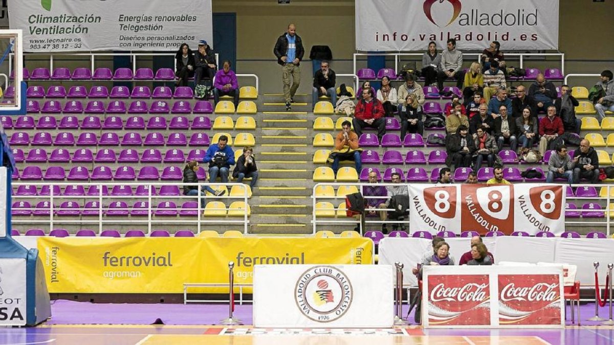 La grada del polideportivo Pisuerga con los asientos remodelados en el año 2010.-Pablo Requejo