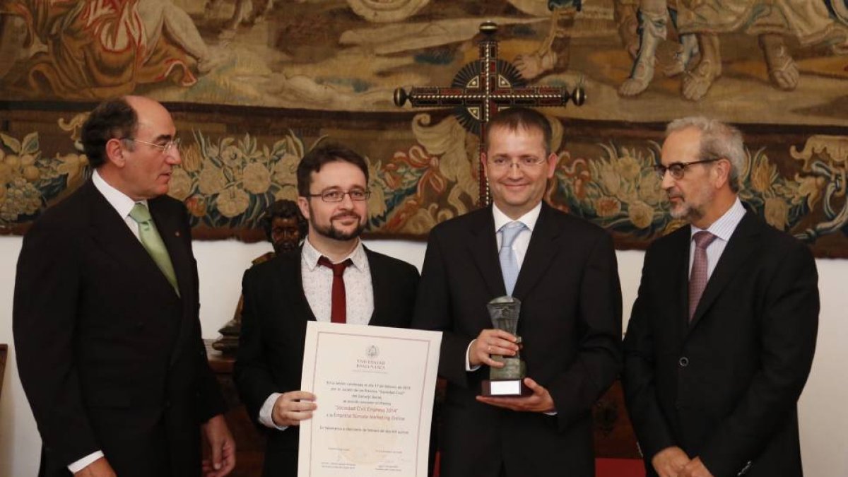El Consejo Social de la Universidad de Salamanca entrega los Premios Sociedad Civil, en un acto en el que participan el rector, Daniel Hernández y el presidente del Consejo Social, José Ignacio Sánchez Galán. En la imagen la entrega a la empresa Súmate Ma-ICAL