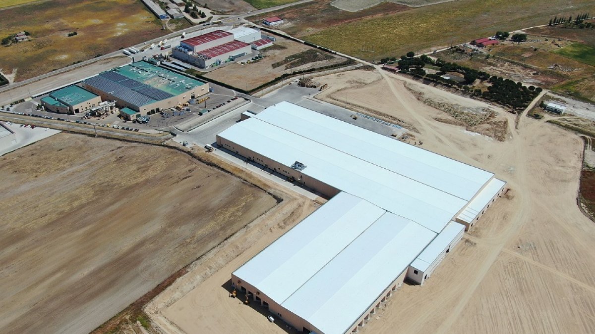 Imagen del estado actual de las obras de la nueva planta de Patatas Meléndez, junto a sus instalaciones de Medina, que prevé funcionar a finales de 2022. E. M.