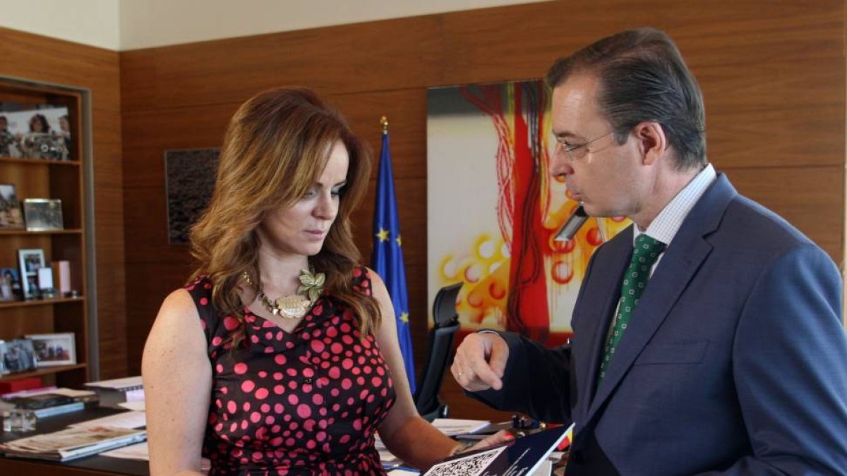 La presidenta de las Cortes, Silvia Clemente, recibe al presidente del Consejo Económico y Social (CES), Germán Barrios, quien entrega el informe anual 2014 de esta institución-ICAL