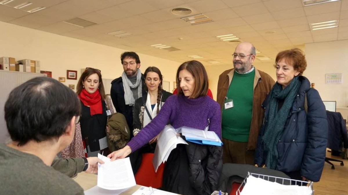 Profesionales de las artes escénicas registran el manifiesto en las Cortes.-ICAL