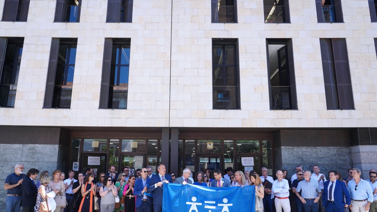 Concentración para demandar al Ministerio una serie de mejoras materiales y económicas para el servicio de Justicia Gratuita y Turno de Oficio.- ICAL