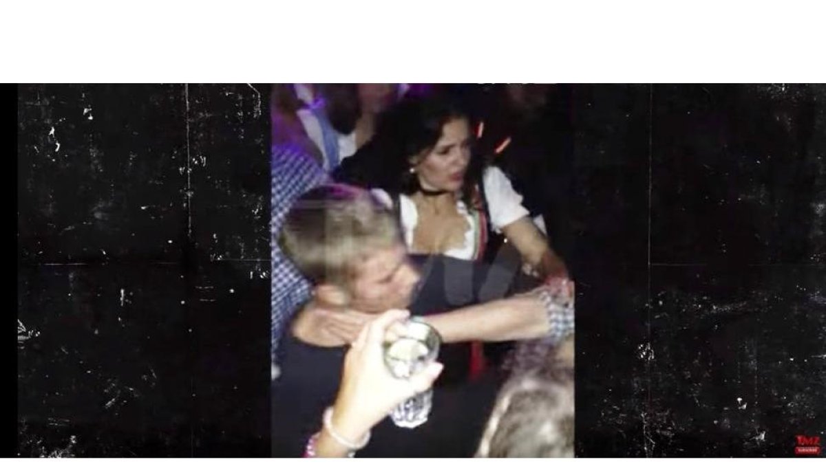 Momento en el que Justin Bieber es agredido por un cliente en la discoteca 'Heart'.-YOUTUBE
