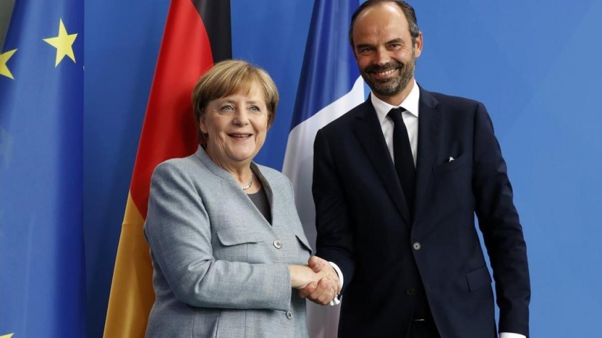 Merkel (izquierda) y el primer ministro francés, Edouard Philippe, durante su encuentro en Berlín, el 15 de septiembre.-EFE / FELIPE TRUEBA