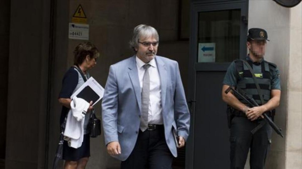 El secretario general de Presidencia sale de las dependencias de la Guardia Civil-JORDI COTRINA