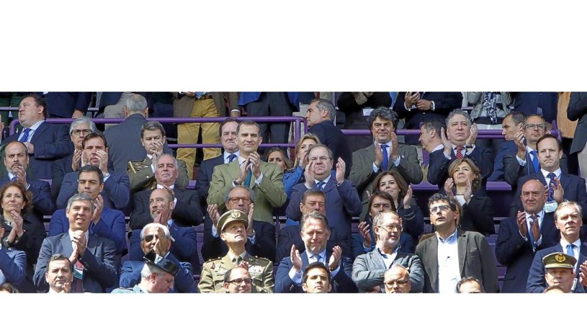 Arriba, José Manuel Rodríguez ‘Cachumba’, María José Salgueiro, Jorge Moragas y Tomás Burgos. En la fila inferior, José Antonio Garrote, Óscar Puente, Alfonso Feijóo, el Rey Felipe VI, Juan Vicente Herrera, Soraya Sáenz de Santamaría, Isabel García Tejeri-J. M. LOSTAU
