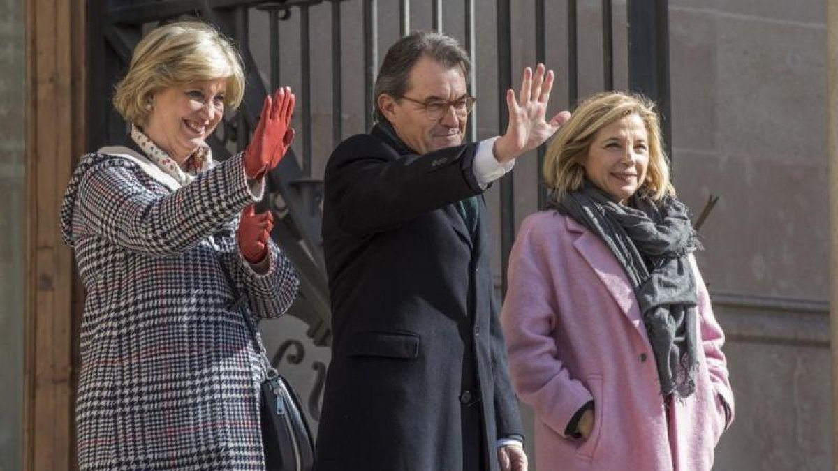 El expresident Artur Mas, la exvicepresidenta Joana Ortega y la exconsellera Irene Rigau, tras su declaración por el 9-N, en febrero del 2017.-FERRAN SENDRA
