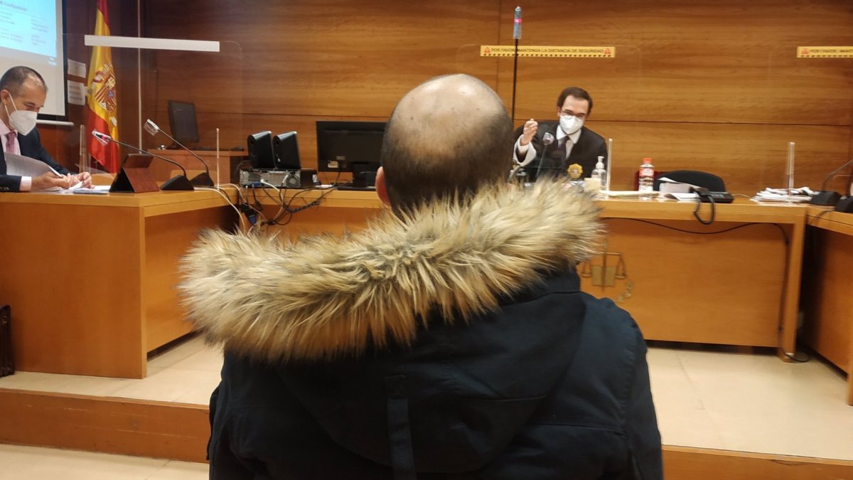 17-01-2022 El padre de la beb√© lesionada ocupa el banquillo en el Juzgado de lo Penal n√∫mero 4 de Valladolid..

El hombre acusado de zarandear a su beb√© en junio de 2020 y causarle distintas lesiones, entre ellas sendas hemorragias en las retinas de ambos ojos, ha sido condenado a seis meses de c√°rcel por un delito de lesiones por imprudencia, un a√±o de alejamiento y la p√©rdida, durante tres a√±os, de la patria potestad.

POLITICA CASTILLA Y LE√ìN ESPA√ëA EUROPA VALLADOLID JUSTICIA
