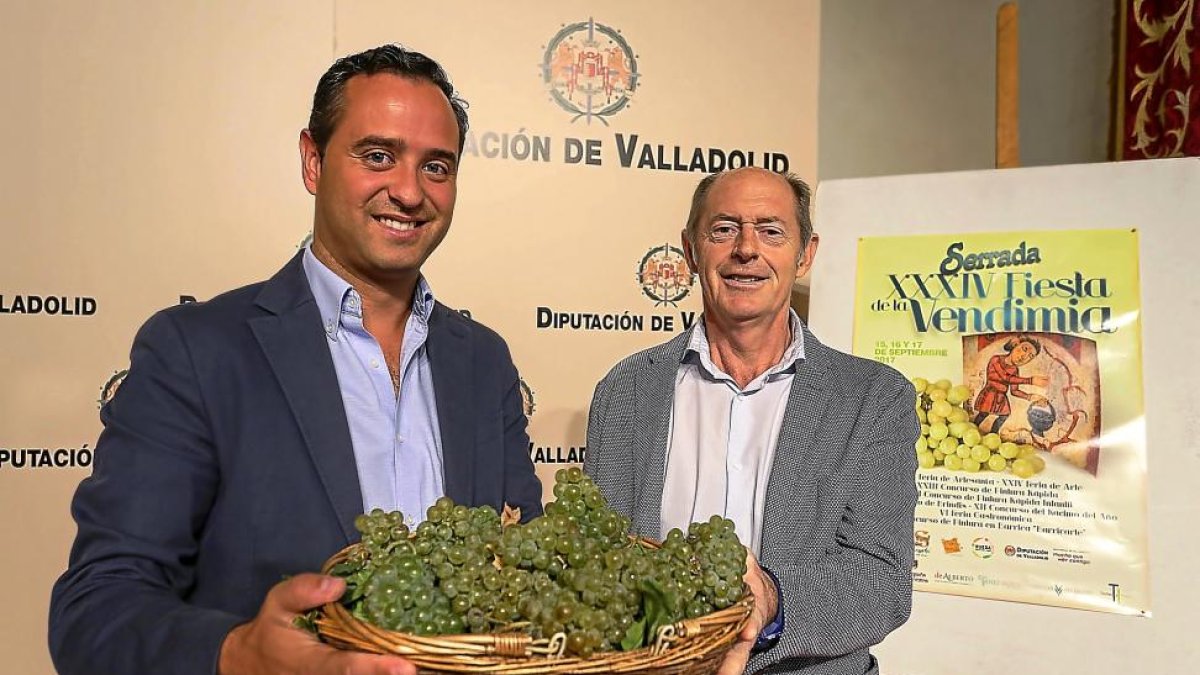 César López, alcalde de Serrada, y Luis Minguela, diputado provincial, en la presentación de la Fiesta.-EL MUNDO
