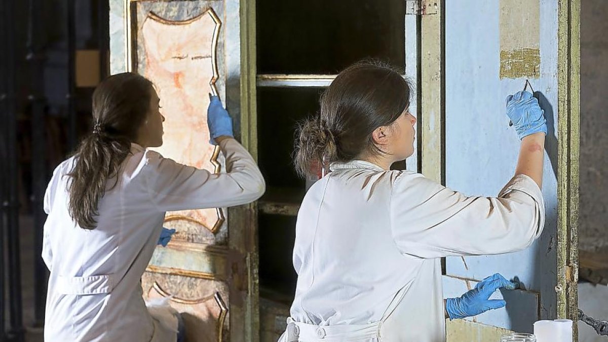 El taller busca que los estudiantes pongan en práctica las técnicas aprendidas en Restauración y Conservación para «devolver la funcionalidad» de los bienes.-PABLO REQUEJO