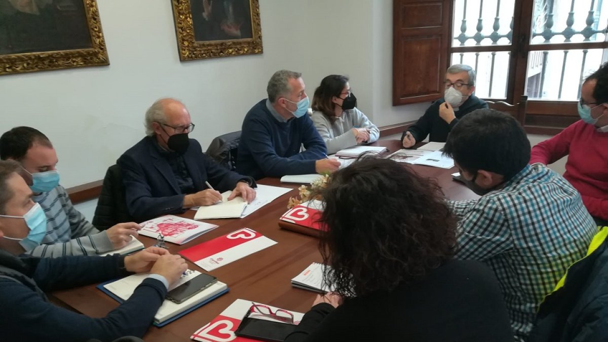 La reunión del obispo auxiliar de Valladolid con representantes de varias asociaciones caritativas.- E. M.