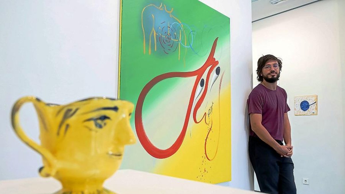 Francesc Ruiz Abad junto a varias de sus obras en la Galería Javier Silva.-PABLO REQUEJO - PHOTOGENIC