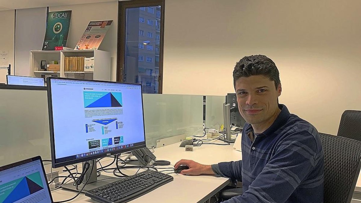 El investigador zamorano Javier Prieto en el departamento de Informática de la Universidad de Salamanca.-EL MUNDO