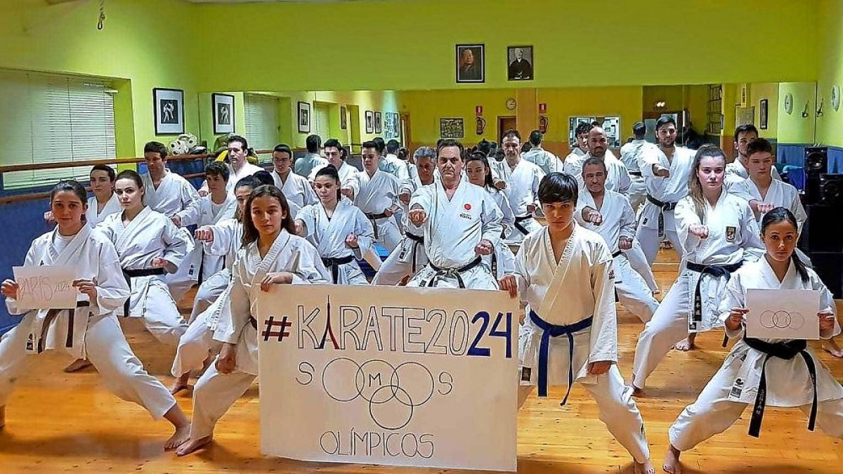 Alumnos del Club Budokán con su maestro y director, Carlos Garrachón, reinvidican la presencia del karate en los Juegos con los los hashtags #karate2024 y #karateolímpico.-EL MUNDO