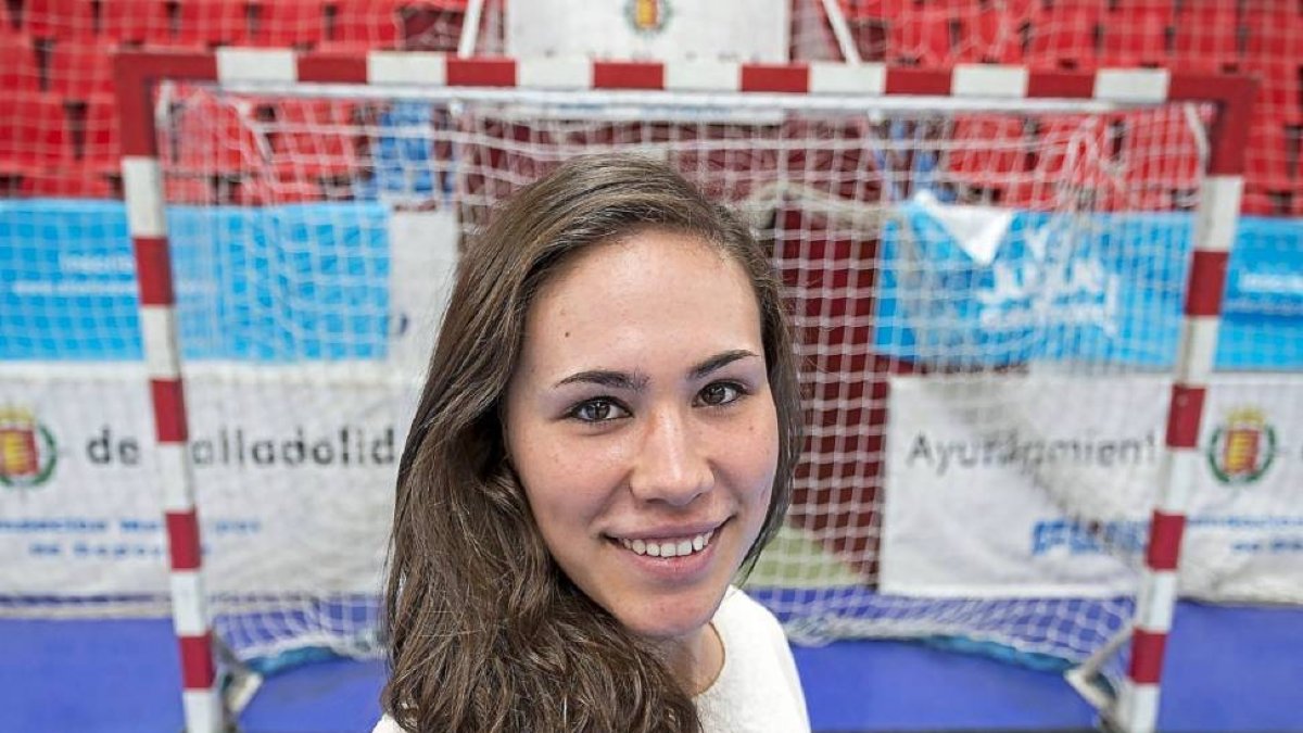 La zamorana de 17 años María Prieto Omulloni posa en Huerta del Rey tras su presentación.-M.Á. Santos